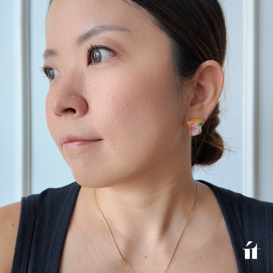 耳元に存在感を与えるít ít Việt Namの一点物金継ぎイヤリング。ベトナム・ホーチミン・ホイアンの店舗で実物のサイズ感を確認できます。