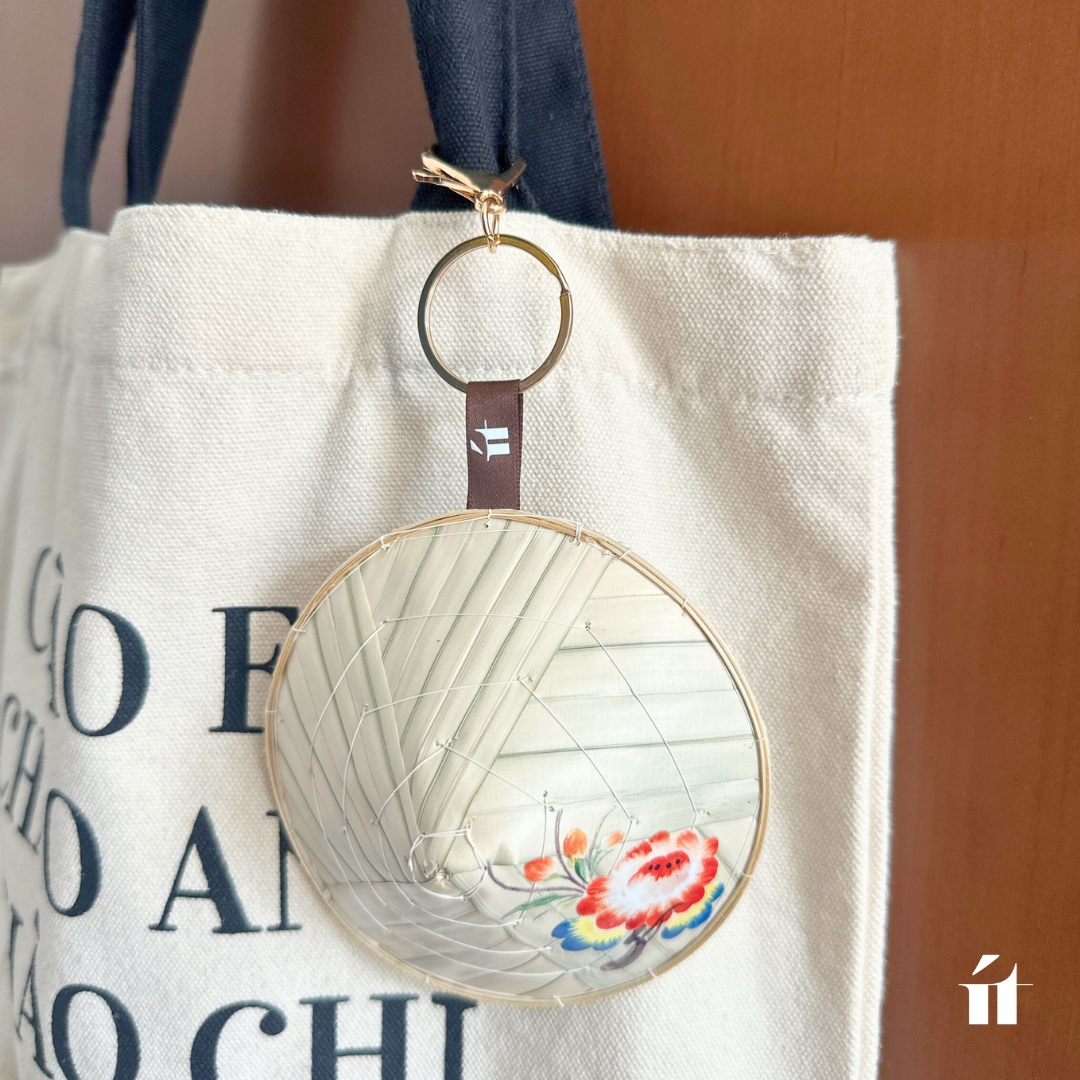 キャンバストートバッグに付けたノンラーキーホルダーの着用イメージ。ベトナムらしさをさりげなく取り入れる、ít ít Việt Namの上質なバッグチャーム。
