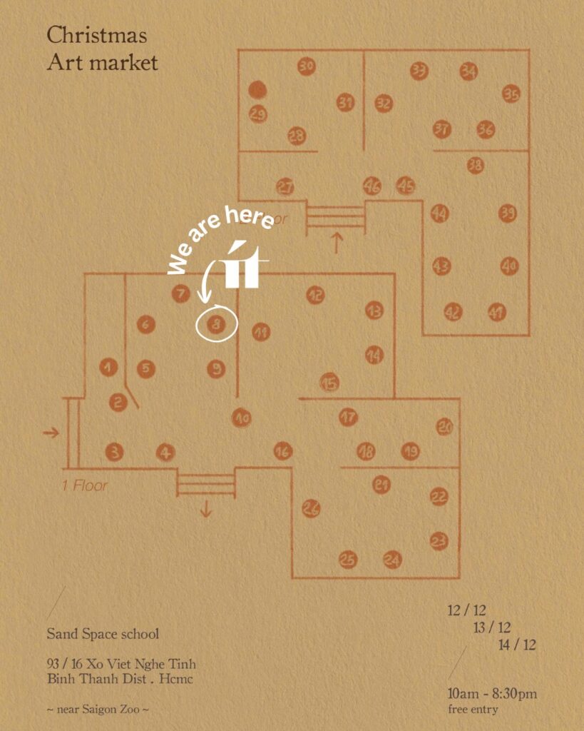 Christmas Art Market の会場内レイアウトマップ。ブース番号が並ぶ中で、入口付近の No.8 の位置に “We are here” と印が付けられ、ít ít Việt Nam の出店場所が示されている。
