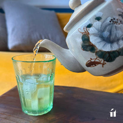 ビアホイグラス に氷とお茶を注ぐリラックスシーン。ベトナム雑貨 を取り入れた涼やかな食卓。ソンベ焼き の急須とも相性抜群の レトロ な佇まい。