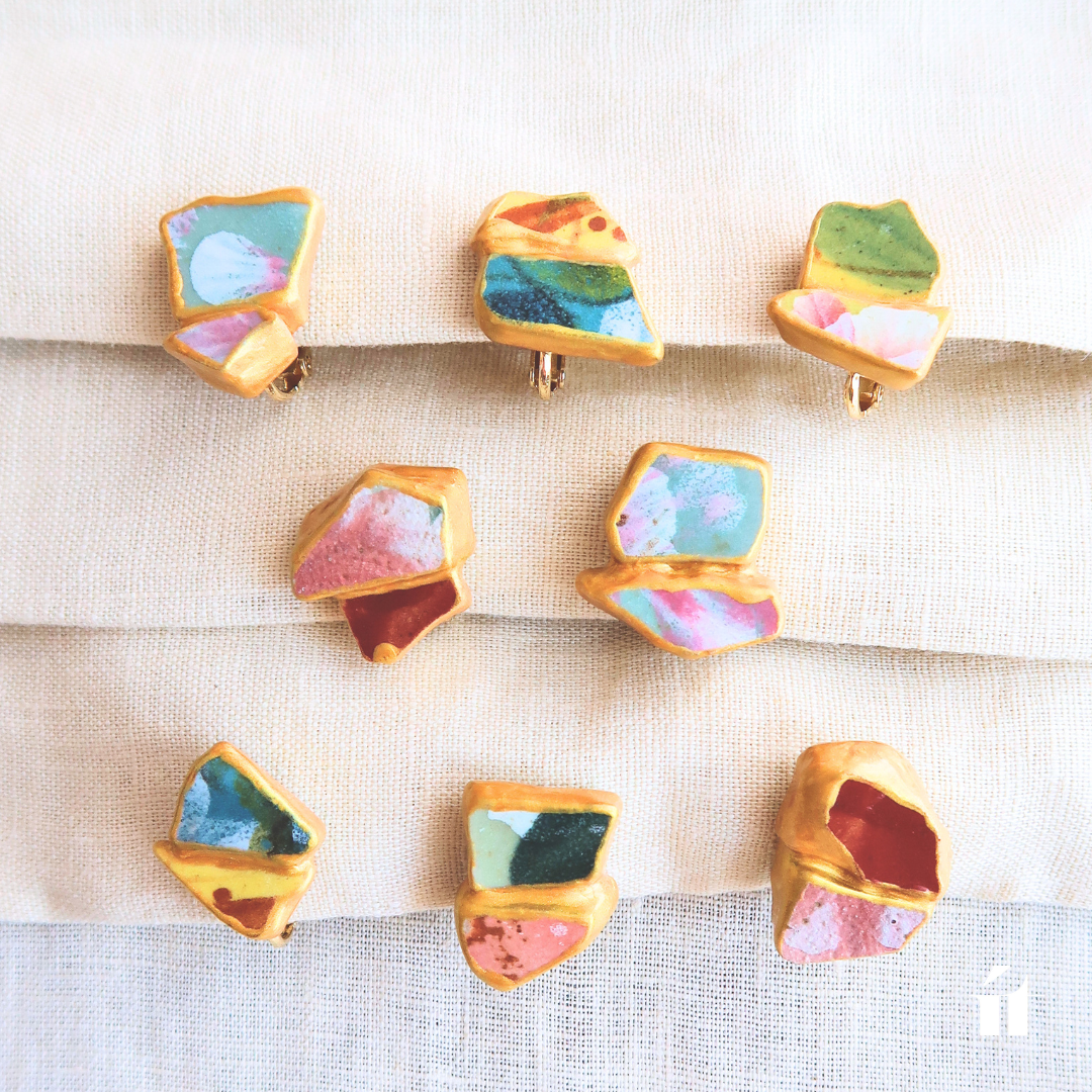 クリップオン金具で使いやすいít ít Việt Namの金継ぎイヤリング。異なる柄や色が重なり合う、ベトナム伝統陶器のアップサイクル雑貨。