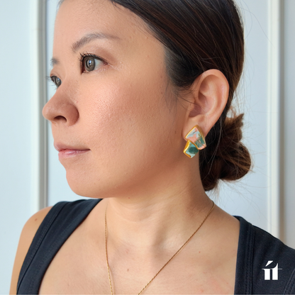 耳元で美しく重なる「Awase」イヤリングの着用イメージ。存在感がありながらも上品な、ít ít Việt Nam独自の金継ぎデザイン。