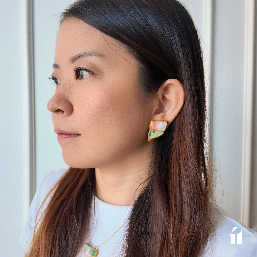 白のトップスに映えるソンベ焼きの金継ぎアクセサリー。ホーチミンやホイアンの店舗で、自分へのご褒美やギフトに選ばれています。