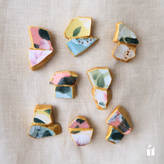 ít ít Việt Namの「Awase -あわせ-」シリーズ。2つのソンベ焼きの陶片を金継ぎで合わせた一点物イヤリングのバリエーション。