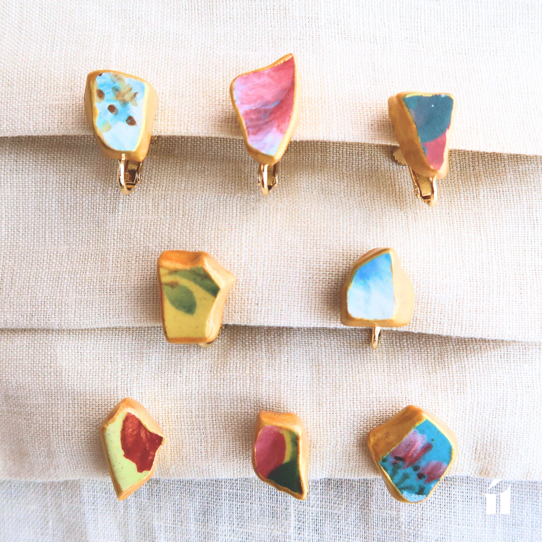 廃棄されるソンベ焼きを日本の金継ぎ技術で蘇らせた、ít ít Việt Namの一点物イヤリング（クリップオン）のバリエーション。ピアス穴がない方も、ホーチミン・ホイアンの実店舗で世界にひとつだけのかけらを選べます。金属アレルギー対応。