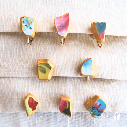 廃棄されるソンベ焼きを日本の金継ぎ技術で蘇らせた、ít ít Việt Namの一点物イヤリング（クリップオン）のバリエーション。ピアス穴がない方も、ホーチミン・ホイアンの実店舗で世界にひとつだけのかけらを選べます。金属アレルギー対応。