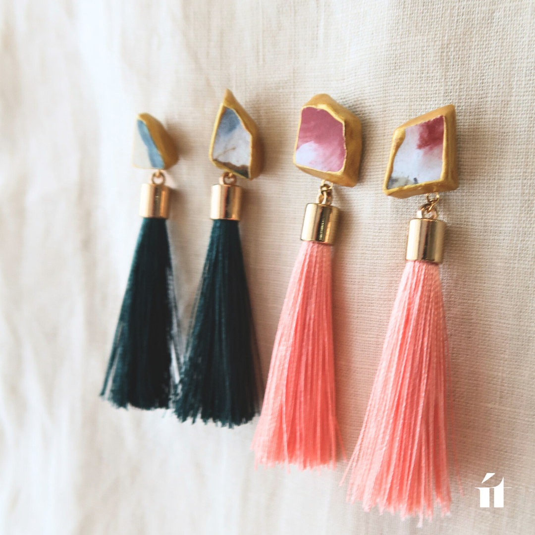 軽やかな糸の動きが魅力のít ít Việt Namの金継ぎフリンジピアス。約5.5cmのタッセルが顔まわりに彩りを添える、上品で大ぶりなデザイン。