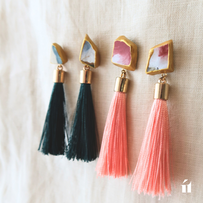 軽やかな糸の動きが魅力のít ít Việt Namの金継ぎフリンジピアス。約5.5cmのタッセルが顔まわりに彩りを添える、上品で大ぶりなデザイン。