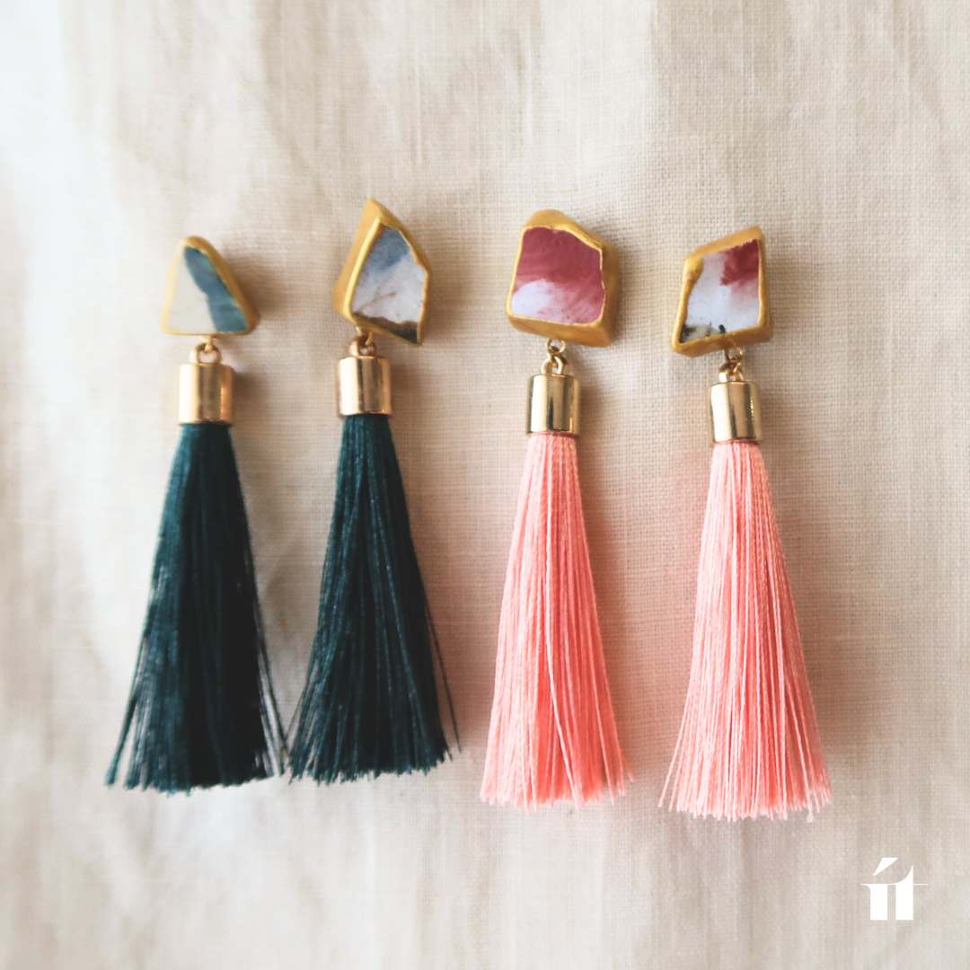 ít ít Việt Namの「Ito -いと-」。ピンクとダークグリーンのタッセルが揺れる、ソンベ焼き金継ぎのタッセルピアス。一点物のベトナム雑貨。