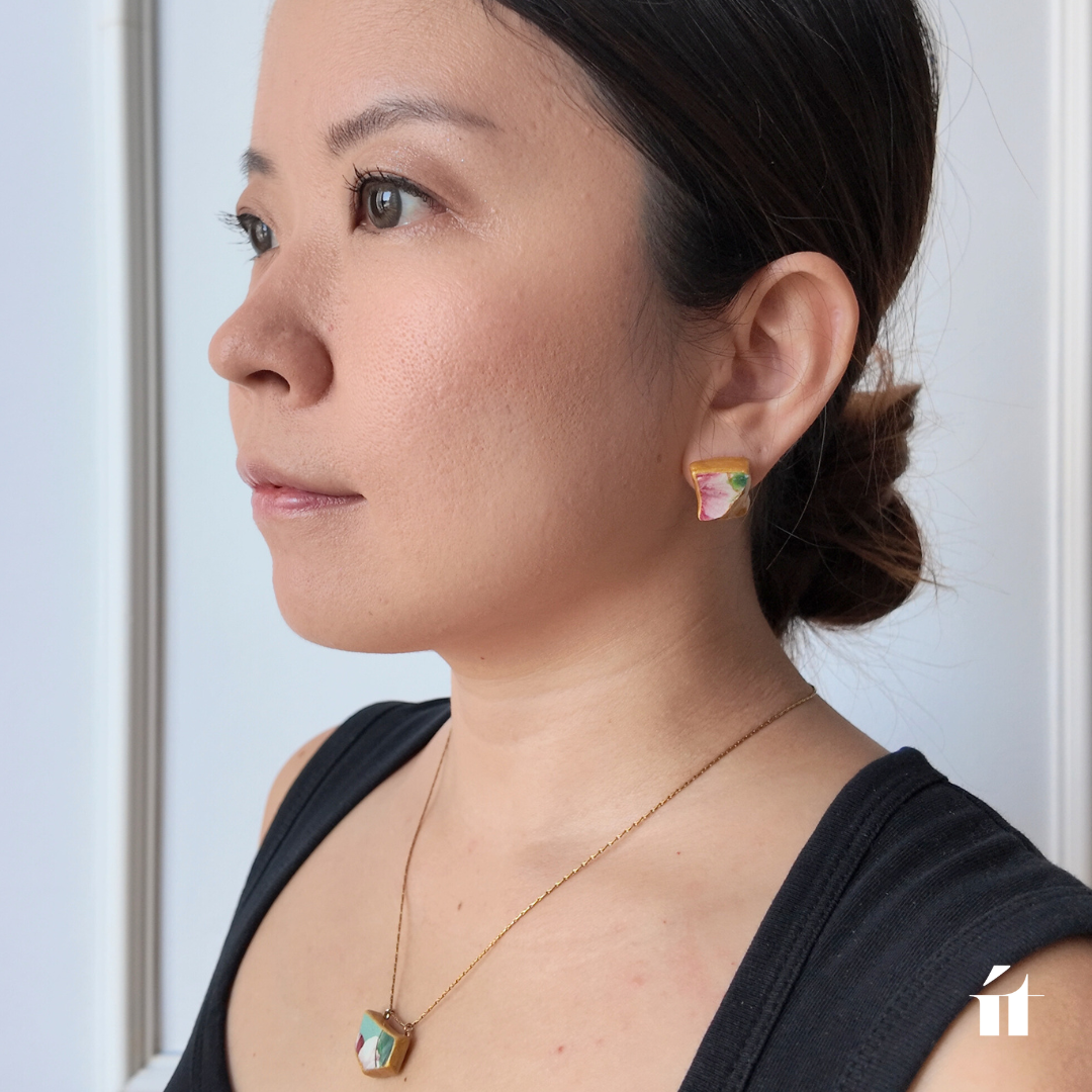 黒のトップスに合わせた金継ぎアクセサリーのコーディネート。ít ít Việt Namならではのモダンなベトナム雑貨スタイル。