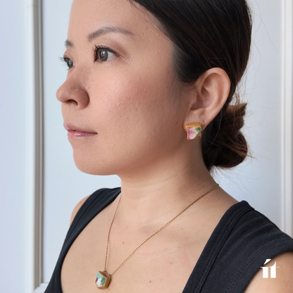 黒のトップスに合わせた金継ぎアクセサリーのコーディネート。ít ít Việt Namならではのモダンなベトナム雑貨スタイル。