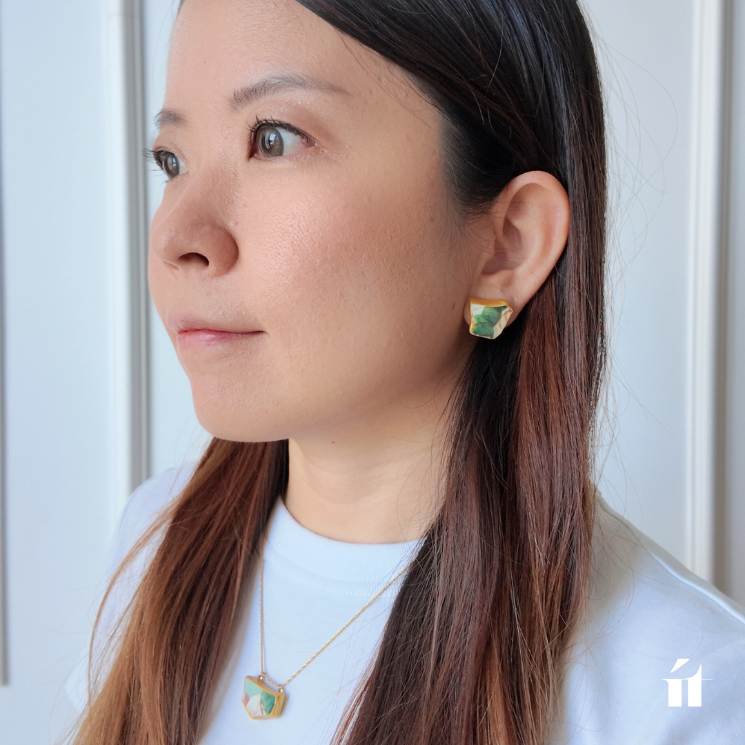 白Tシャツと合わせたít ít Việt Namのソンベ焼きピアス。旅行中も帰国後も使いやすい、シンプルで上品なデザイン