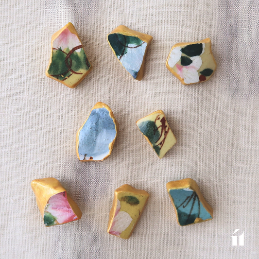 廃棄されるソンベ焼きの陶片を日本の伝統技法「金継ぎ」で蘇らせた、ít ít Việt Namの一点物ピアス・イヤリング。ホーチミン・ホイアンの実店舗で、世界にひとつだけのかけらを選べます。金属アレルギー対応。