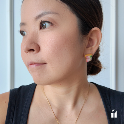 耳元に存在感を与えるít ít Việt Namの一点物金継ぎイヤリング。ベトナム・ホーチミン・ホイアンの店舗で実物のサイズ感を確認できます。