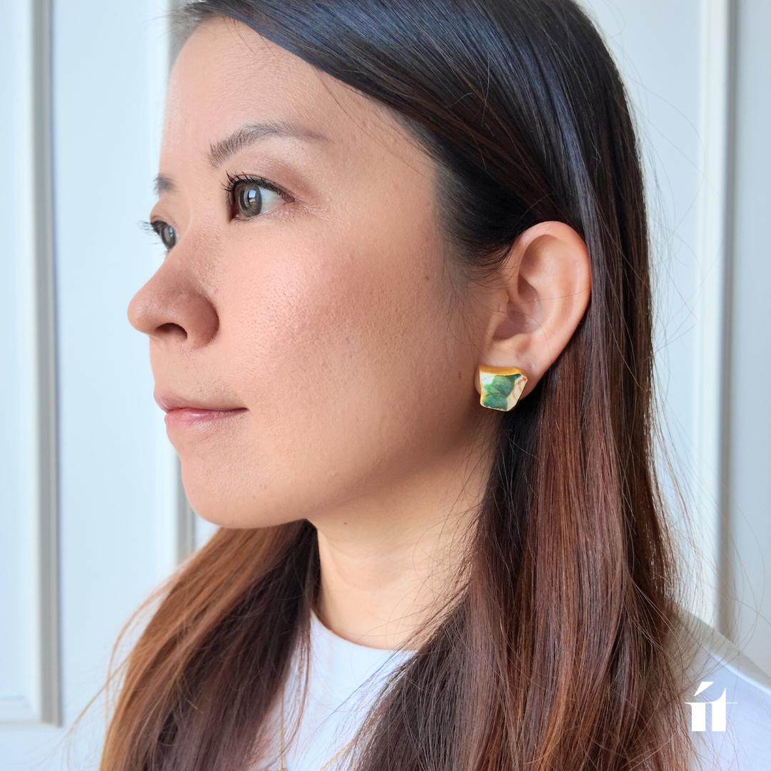 ソンベ焼き金継ぎの「Kakera」ピアスとネックレスのセット着用例。ít ít Việt Namホイアン店・ホーチミン店で選べる一点物ギフト。