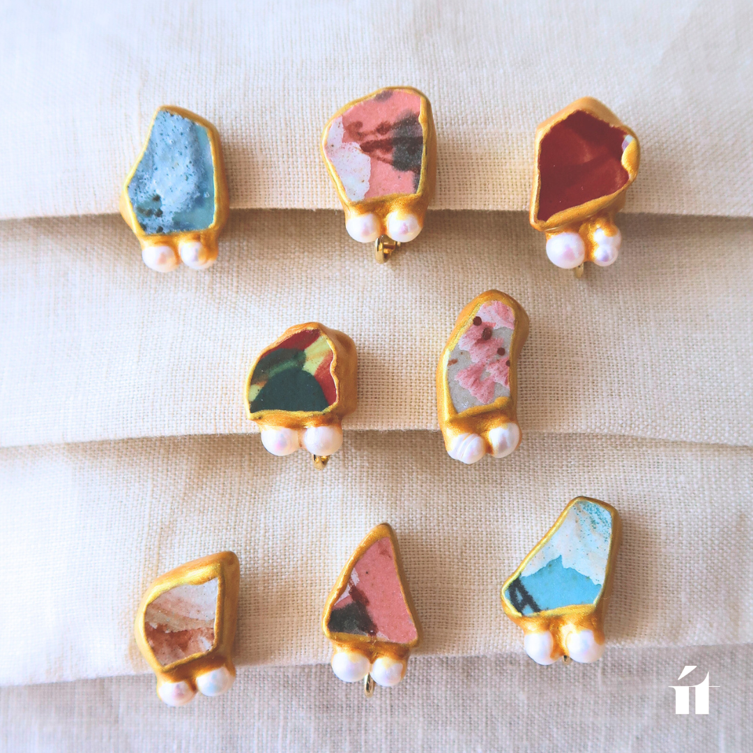 2粒のパールが並ぶ、ít ít Việt Namの金継ぎイヤリング。陶片の色味を抑えることで、パールの華やかさが上品に引き立ちます。