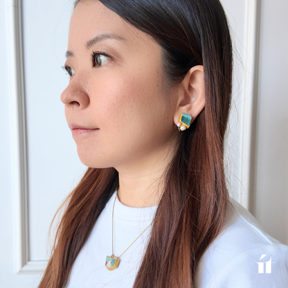 2粒パールの「Shiro (M)」ピアスの着用イメージ。顔回りに優しい華やかさを添える、ít ít Việt Namの上品なベトナム雑貨スタイル。