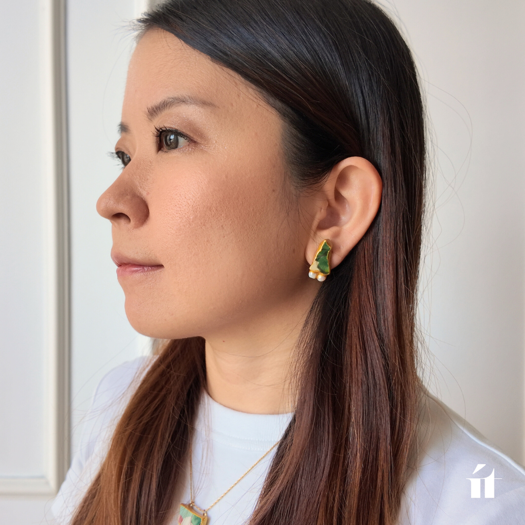 ソンベ焼きの淡い色合いとパールの白が調和した金継ぎアクセサリー。ホーチミン・ホイアンの店舗で、特別な日のギフトにも選ばれています。