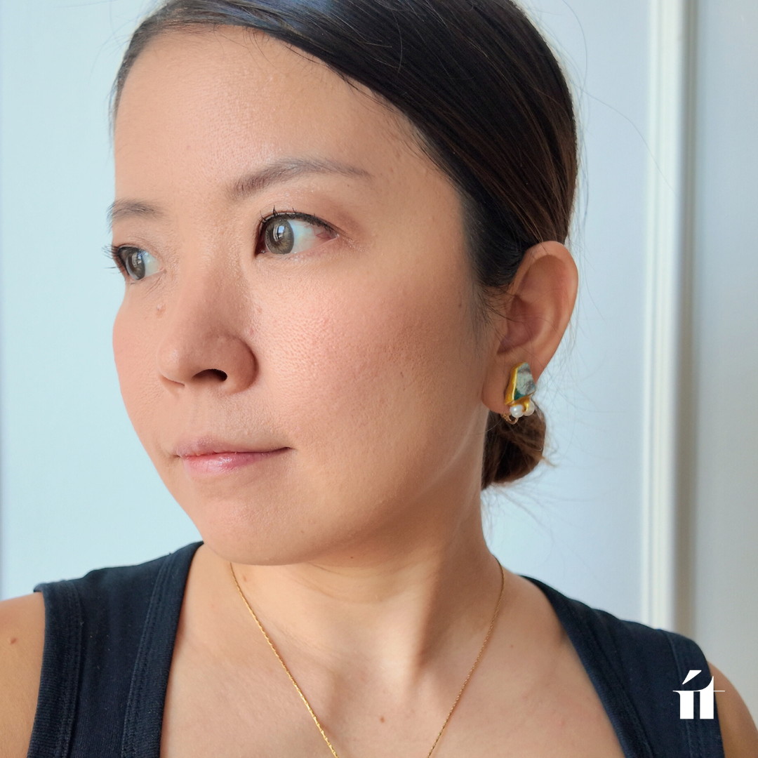 自然な形の淡水パールが耳元で輝く「Shiro (M)」。整いすぎない美しさを大切にする、ít ít Việt Namのアップサイクルジュエリー。