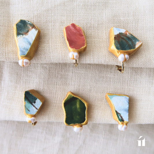 自然な形（真円ではない）の淡水パールを使用したít ít Việt Namの金継ぎイヤリング。整いすぎない美しさが陶片を引き立てます。