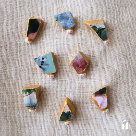 ít ít Việt Namの「Shiro -しろ- (S)」。ソンベ焼き陶片と淡水パールを合わせた一点物アクセサリーのバリエーション。