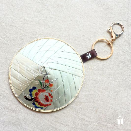 ít ít Việt Namのノンラーキーホルダー -Hoa đào-。職人が手作りしたミニチュアの菅笠に桃の花の絵付けを施したベトナム土産。