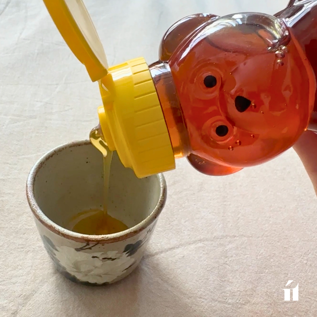 Vietnam Honey（ベトナムハチミツ） を容器に注ぐ様子。液ダレしにくい ベアボトル と特注キャップ。ホーチミン 旅行の お土産 に。