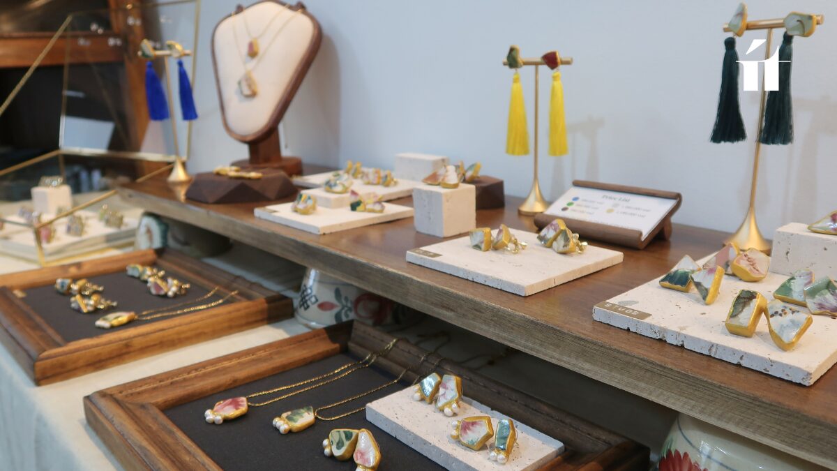 Handcrafted jewelry and accessories display inside ít ít Việt Nam Hoi An store, featuring sustainable Vietnamese design.