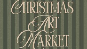 Christmas Art Market のタイトルデザイン。深いグリーンのストライプ背景にエレガントな書体でイベント名が描かれた告知ビジュアル
