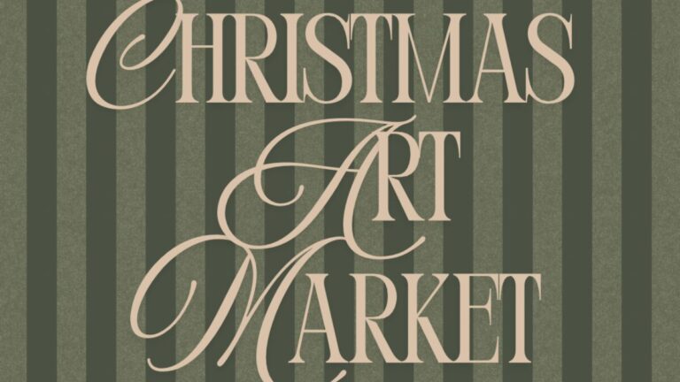 Christmas Art Market のタイトルデザイン。深いグリーンのストライプ背景にエレガントな書体でイベント名が描かれた告知ビジュアル