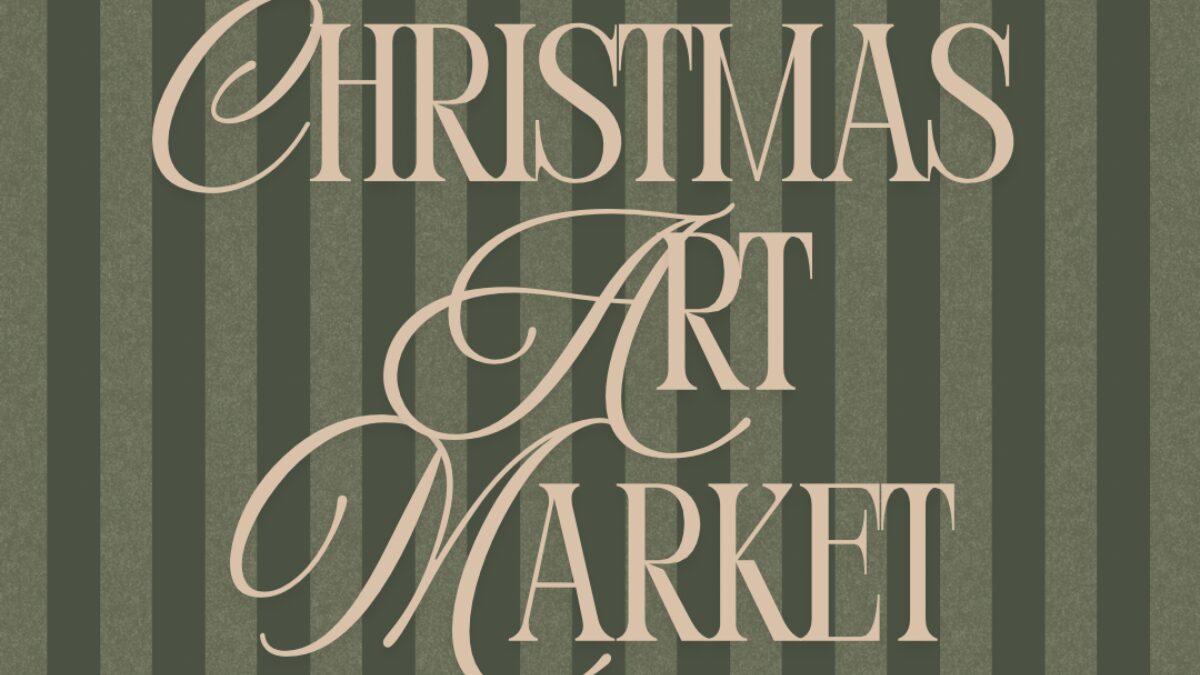 Christmas Art Market のタイトルデザイン。深いグリーンのストライプ背景にエレガントな書体でイベント名が描かれた告知ビジュアル